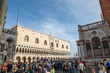 Het Dogenpaleis op het San Marcoplein in Venetië van t.ART