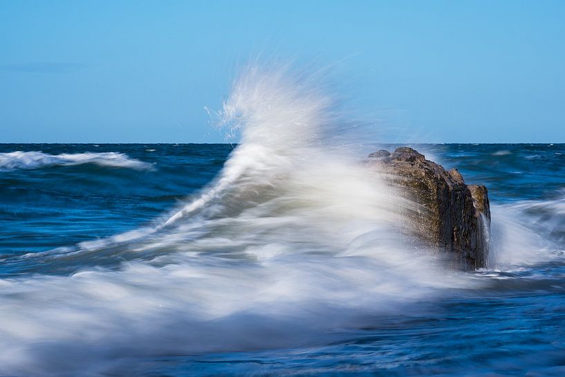 Kribben aan de kust van de Oostzee op een stormachtige dag van Rico Ködder