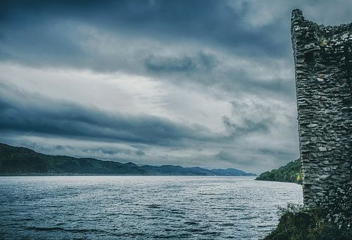 Urquhart Castle aan het beroemde meer Loch Ness in Schotland. Prachtig landschap in een rustige sfeer. Stilte, vrede en eenzaamheid.