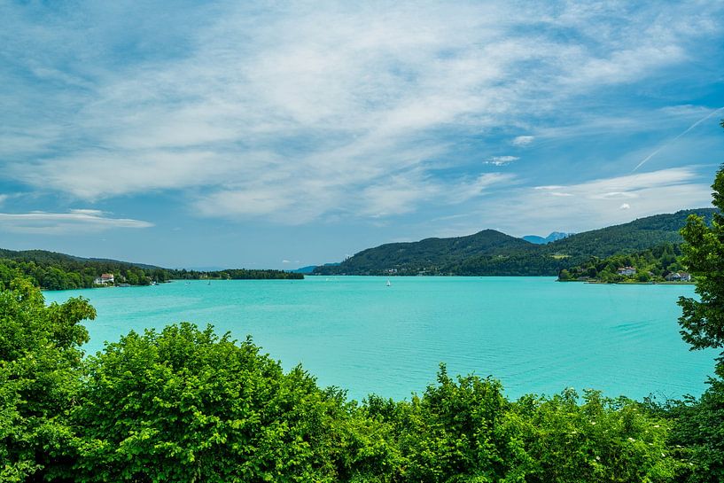 Ein Blick auf die Uferlandschaft von Maria Wörth am Wörthersee von Andreas Völkel
