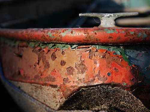 Verweerde verf op een metalen bootje