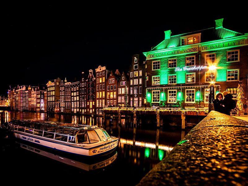 Ein Winterabend in Amsterdam, in ein paar Tagen ist Weihnachten von Hans de Waay