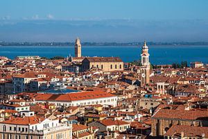 Bâtiments historiques de la vieille ville de Venise en Italie sur Rico Ködder