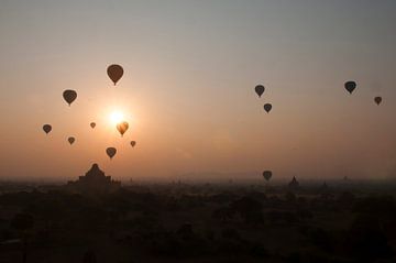 Luchtballonnen bij zonsopgang