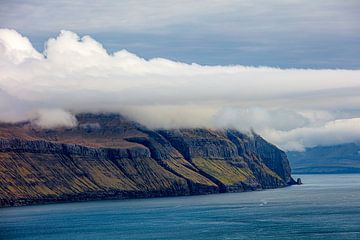 Spiegelung im See Niðara Vatn - Eiði Färöer Inseln