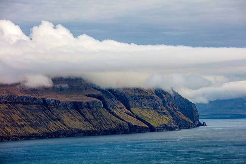 Weerspiegeling in het Niðara Vatn meer -  Eiði Faeröer van Remco Bosshard