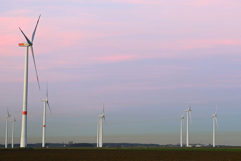 Éoliennes, parc éolien sur un plateau en Rhénanie-du-Nord-Westphalie, Allemagne. par wunderbare Erde