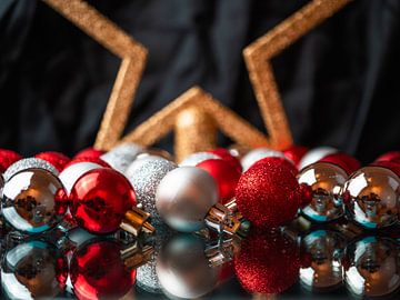 Boules et étoile de Noël sur Mustafa Kurnaz