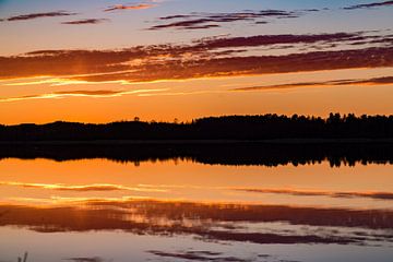 Wunderbare Reflexion um Mitternacht in Schweden. Warmes Licht