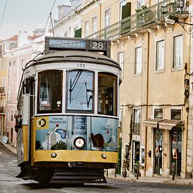 Tram 28 Lissabon, Portugal van Dana Schoenmaker