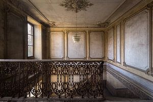 Verlassene Treppe in einem Schloss.