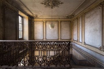 Abandonné escalier dans un château. sur Roman Robroek - Photos de bâtiments abandonnés