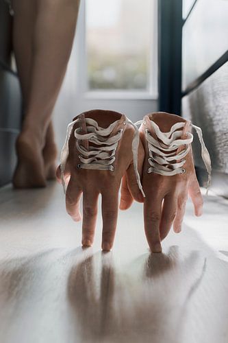 Surrealistische Fotomanipulatie van Wandeling met Handschoenen - Intrigerend en Speels Kunstwerk
