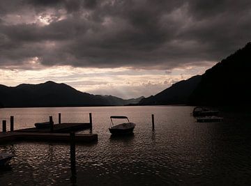 Het bootje in een meer van rust van Henk Egbertzen