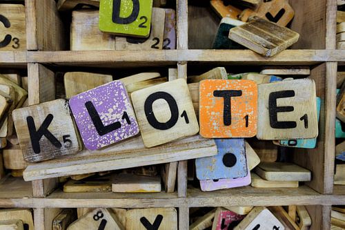 Scrabble letters in allerlei kleuren. 