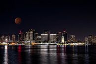 Honolulu in het donker met rode maan van Atelier Liesjes thumbnail