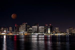 Honolulu in der Dunkelheit mit rotem Mond