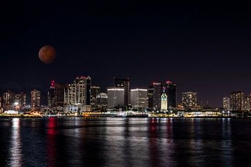 Honolulu in der Dunkelheit mit rotem Mond von Atelier Liesjes