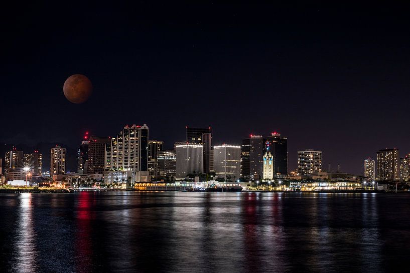 Honolulu dans l'obscurité avec la lune de sang par Atelier Liesjes