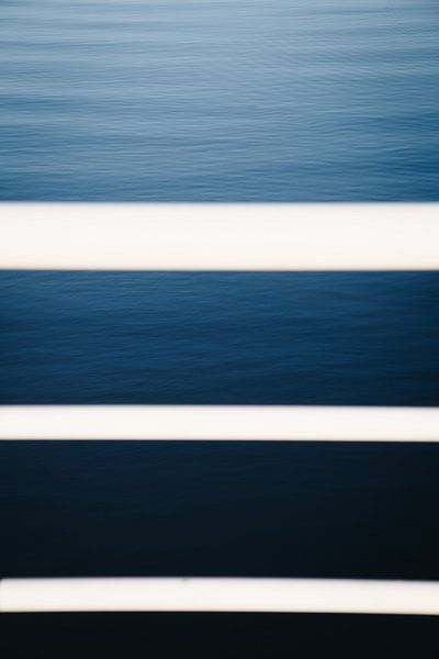 Blaues Meer mit weißer Brücke auf Texel | Niederländische Landschaften im Wattenmeer von Evelien Lodewijks