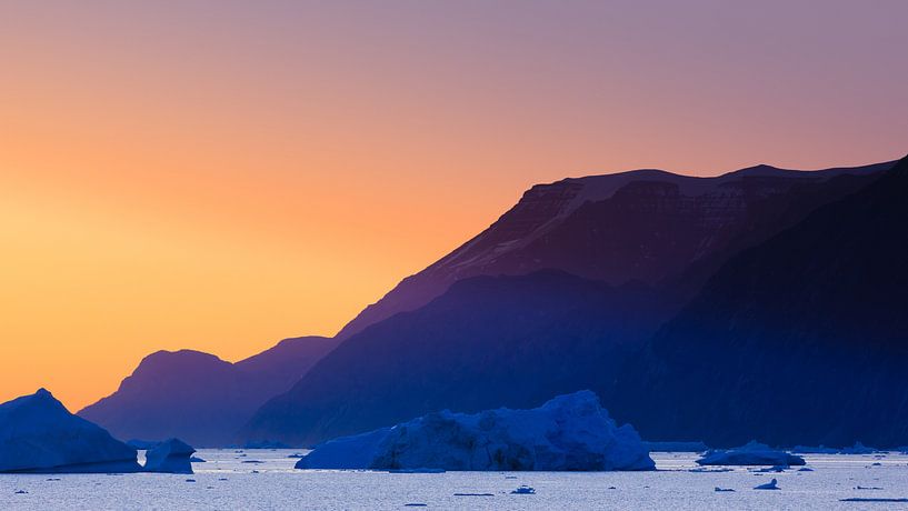 Lever de soleil dans le Rødefjord, Scoresby Sund, Groenland par Henk Meijer Photography