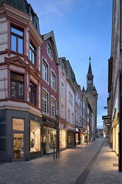 Krämerstraße tijdens het blauwe uur – Architectonische rust in Aken van Rolf Schnepp