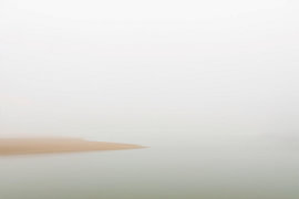 Scandi Silence: Nordische Sandbank im dichten Küstennebel