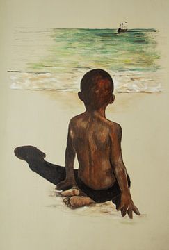 Schwarzer Junge sitzt am Strand und schaut auf den Horizont