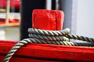Aufgewickeltes Seil hält ein Schiff