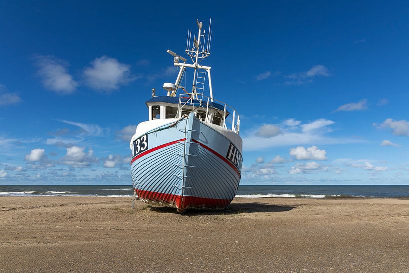 Vissersboot op het strand van Connie de Graaf