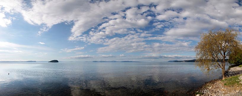 Lake Taupo, New Zealand by Christian Müringer