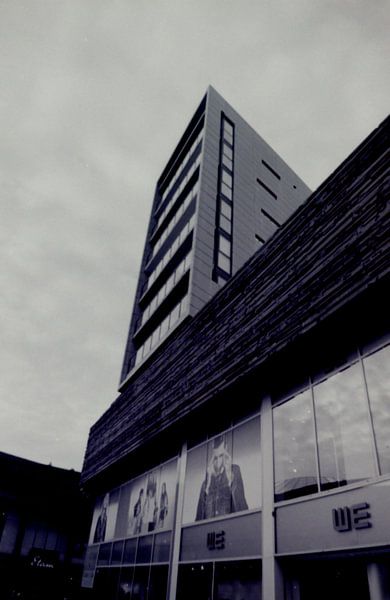 Zomaar een gebouw midden in Almere van Melvin Meijer