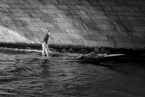 Voorzichtig het donker tegemoet