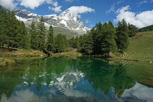 Lago Blu in het Aosta dal met de Matterhorn op de achtergrond. van Gert van Santen