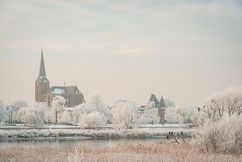 Uitzicht op Kampen en de IJssel tijdens de winter in Overijssel