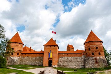 Blick auf die Burg Trakai mit Wolken in Litauen, Europa von WorldWidePhotoWeb