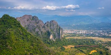 Panorama vanaf uitzichtspunt Pha Ngern op Vang Vieng in Laos, Azië