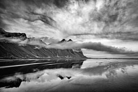 Stokksnes strand – spiegeling van wolken en bergen in IJslands mysterie van Stedelijke landschappen - Rick Van der Poorten Fotografie