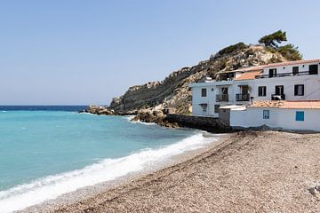 Haus in Kokkari auf Samos, an der Küste in Griechenland von Monique Giling