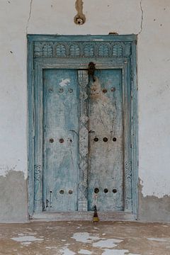 Blauwe deur | Reisfotografie Zanzibar | Wanderlust | Wall art | Fine art print van Alblasfotografie