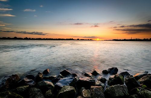 Zonsondergang aan de Rijn bij Tolkamer