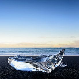 Eisbergblockform auf dem Jokulsarlong Lavastrand während des Sonnenaufgangs von Sjoerd van der Wal