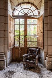 Verlaten kasteel ergens in Frankrijk van Gentleman of Decay