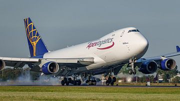 Landing Atlas Air Boeing 747-400 vrachtvliegtuig. van Jaap van den Berg