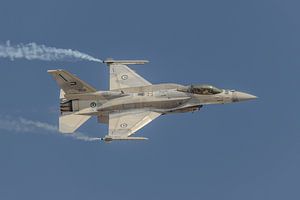 Le Lockheed Martin F-16E de l'UAEAF en action pendant le BIAS 2016.