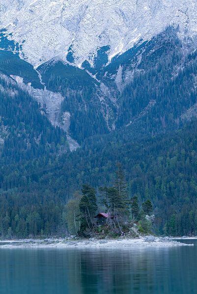 Romantische Insel im Eibsee am Fuße der Zugspitze in Bayern von André Post