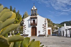 A ray of light in the shadows, traditional island beauty: a chapel on La Palma by Fotos by Jan Wehnert
