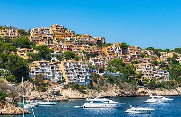 Spanien Mittelmeer, bunte Häuser an der Küste von Cala Fornells von Alex Winter