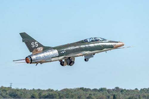Start der North American TF-100F Super Sabre.