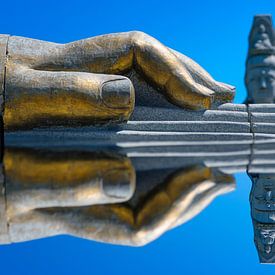 Die Hand des Buddha mit gespiegelter Perspektive von Erwin Blekkenhorst